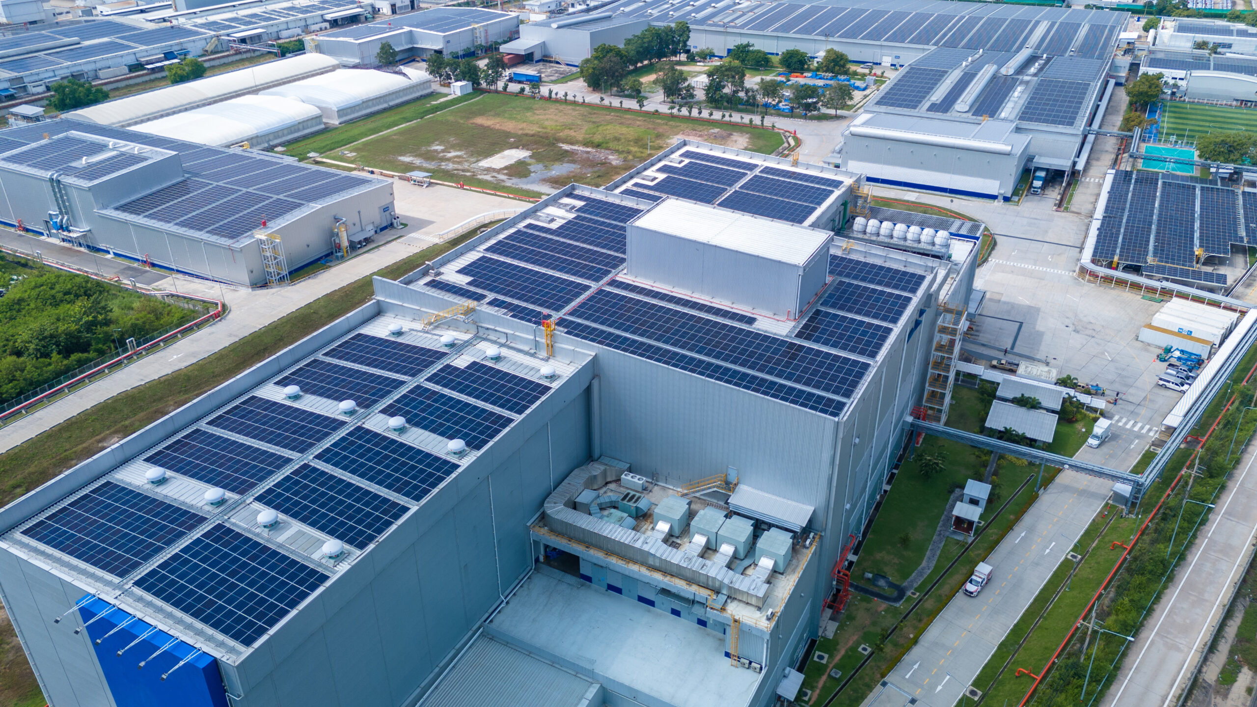 工場・倉庫の屋根に設置された太陽光発電パネルの俯瞰写真