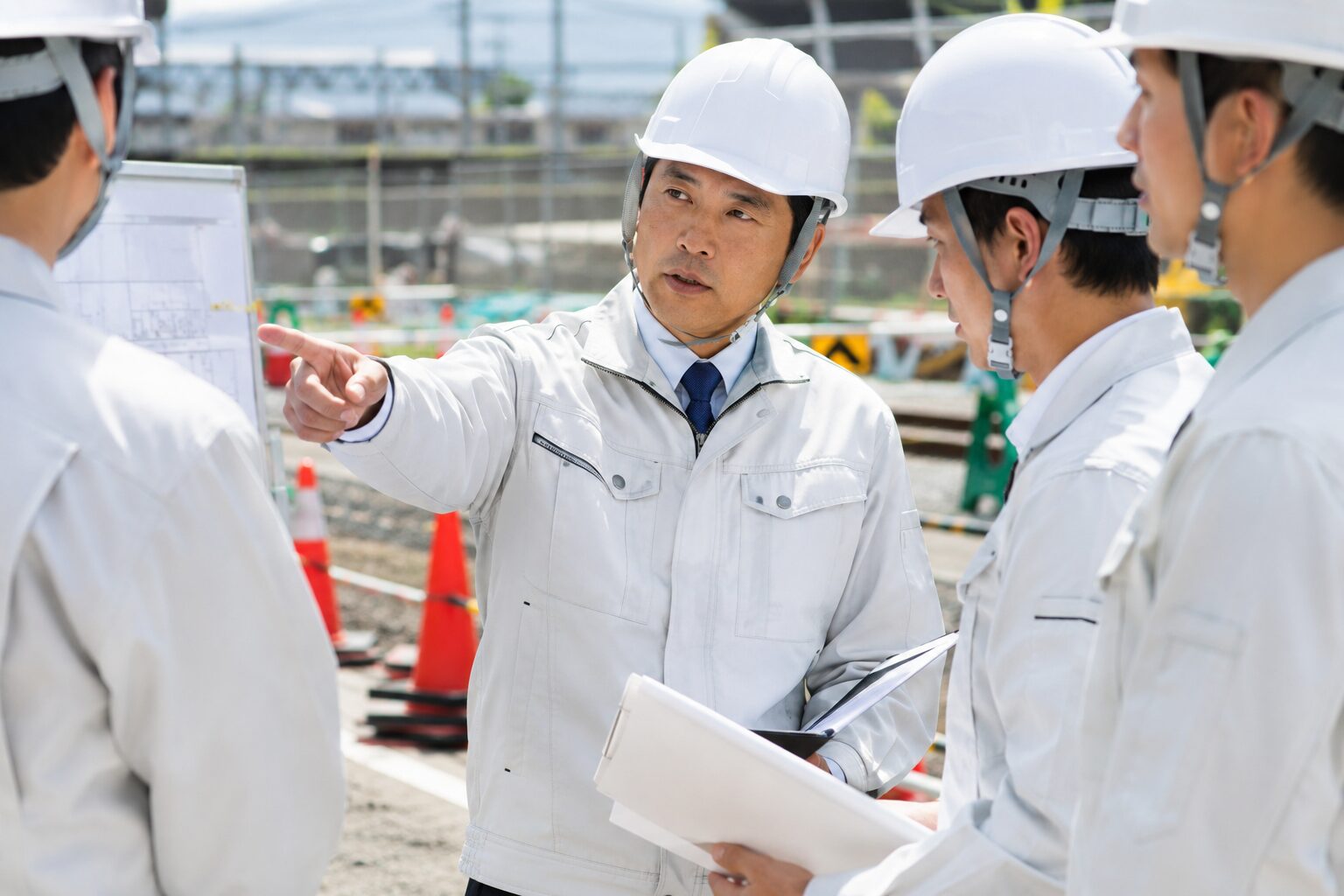 建設現場でのミーティング(AI生成画像)